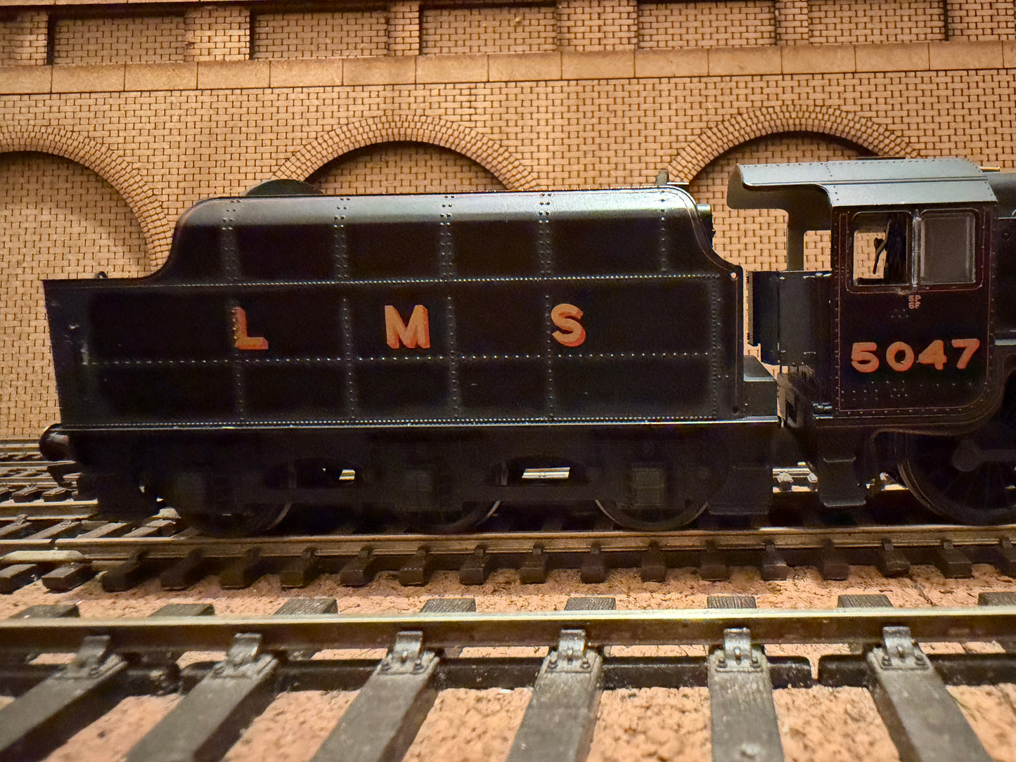 Hornby R30274 (OO) London Midland & Scottish Railway 5P-5F ‘Black Five’ No.5047 in Weathered LMS Lined Black (Shed Code 5A, Crewe North). DCC Ready 