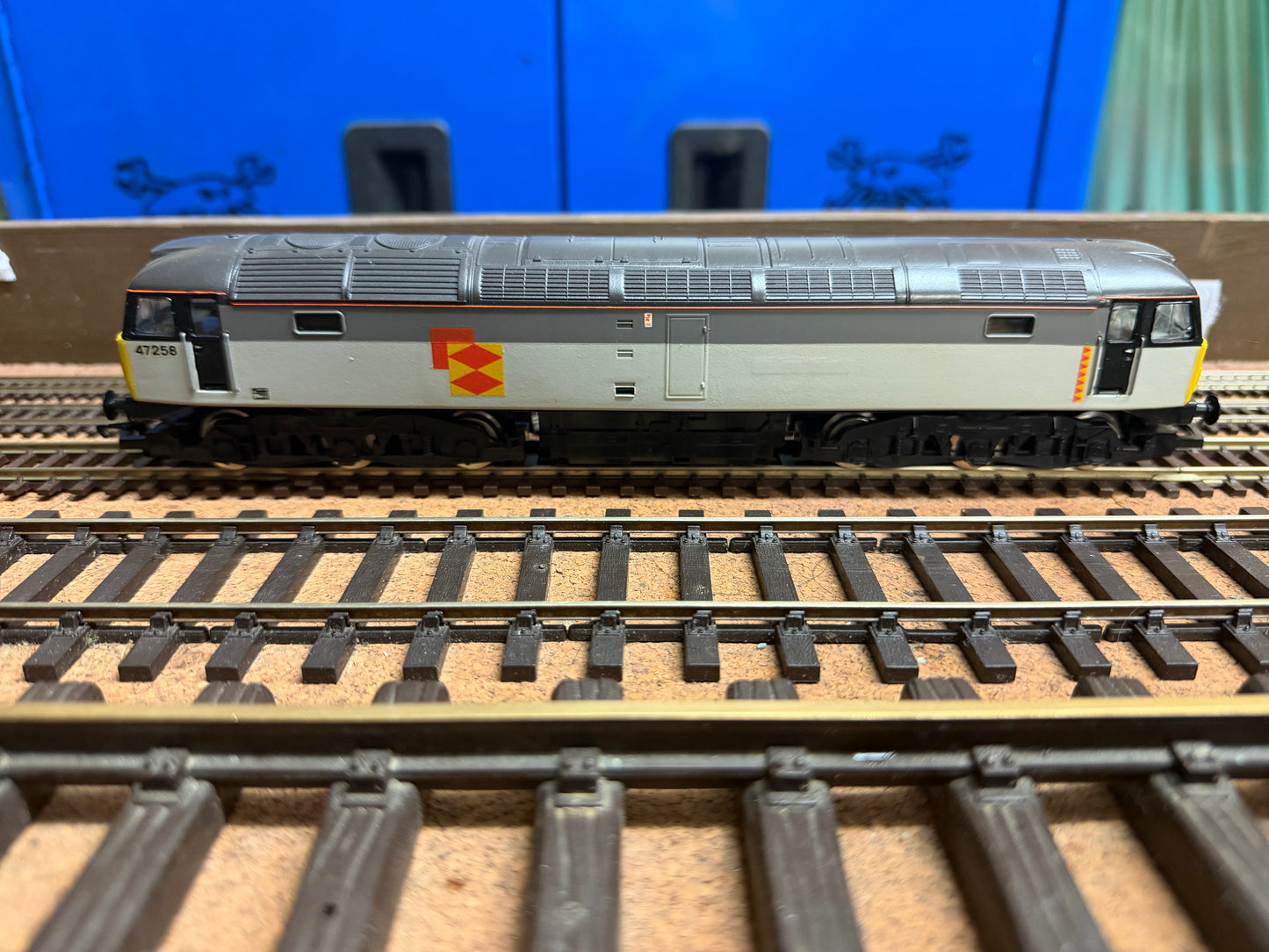 Hornby R.245 (OO) British Railways Class 47/0 No.47258 in British Rail Railfreight Distribution Livery
