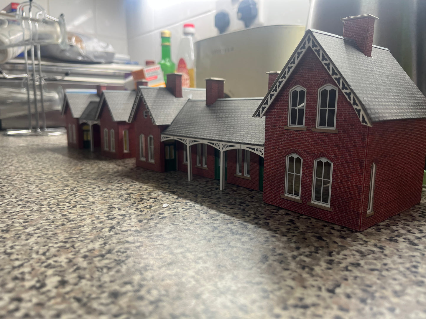 Metcalfe (OO) Country Station Platform 1 and 2 station buildings in Red Brick. pre assembled kit bundle