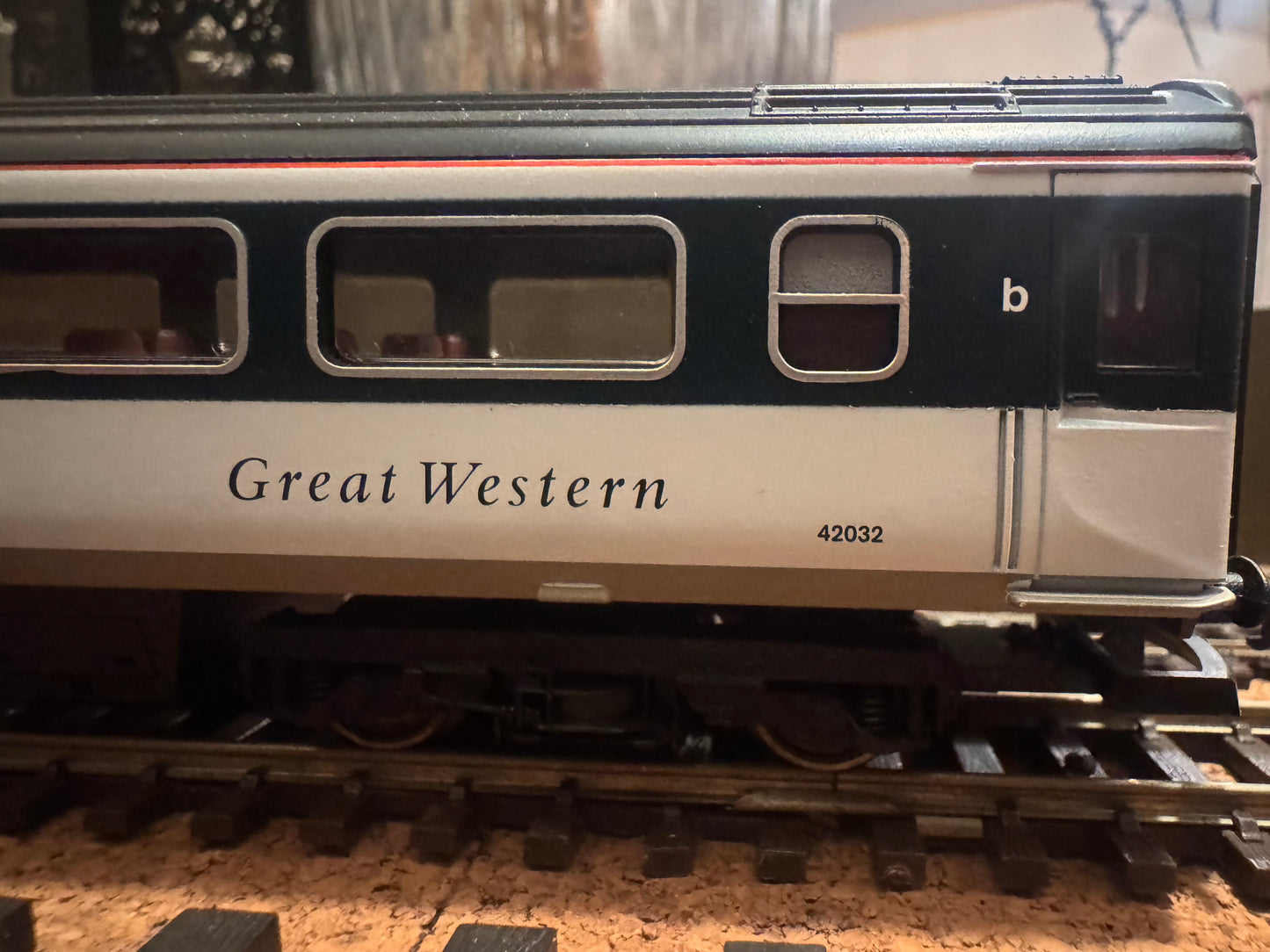 Lima (OO) Ex British Rail MK3s in Great Western ‘Merlin’ livery. Full Coaching Rake Bundle 
