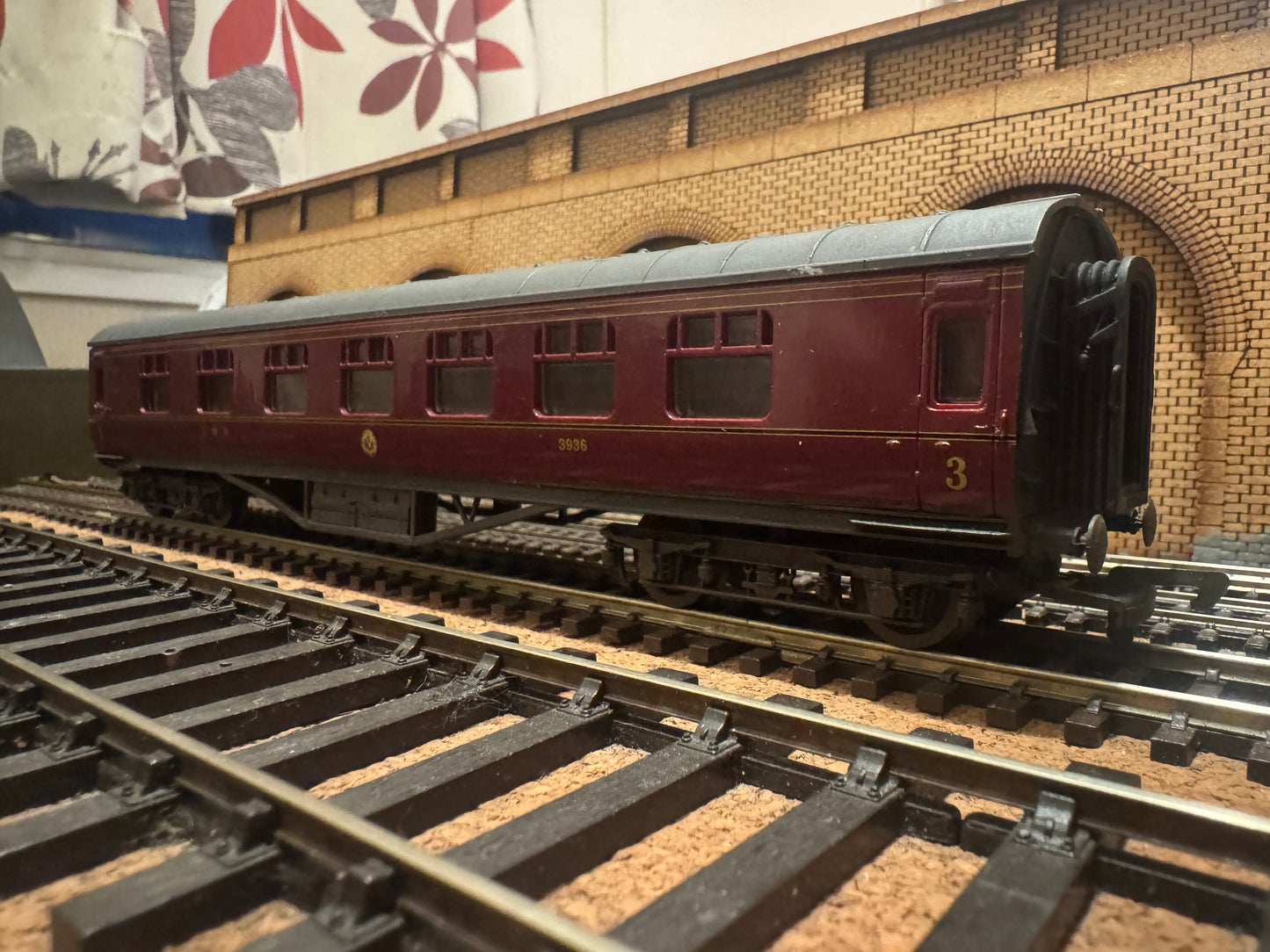Mainline (OO) London Midland & Scottish Railway, 60ft Corridor Composite No.3936 in LMS Maroon. 