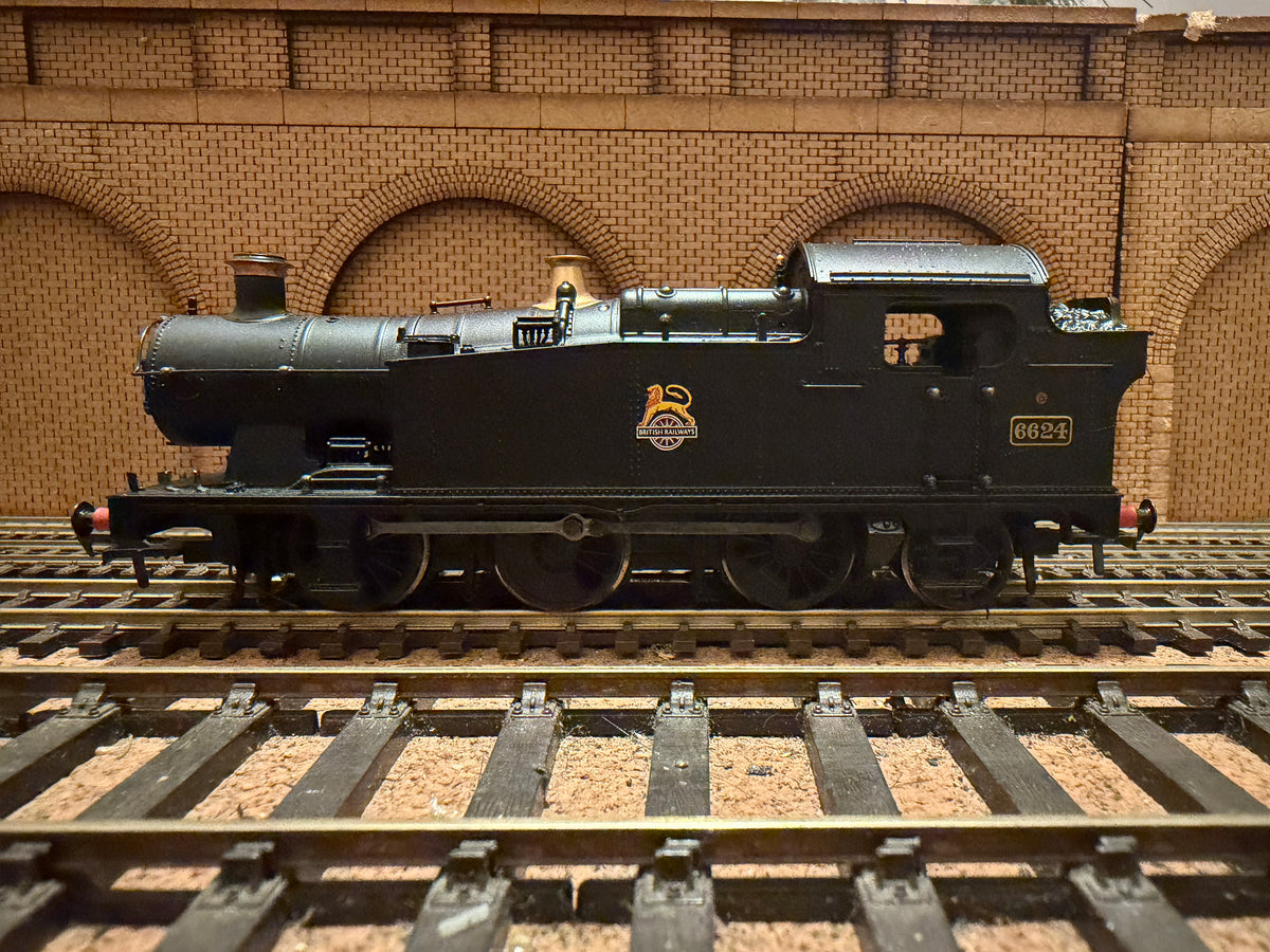 Bachmann 32-079 (OO) Ex GWR, 56XX ‘Taff Tank’ No.6624 in British Railways Lined Black. (Shed Code, 84D, Leamington Spa Depot). 