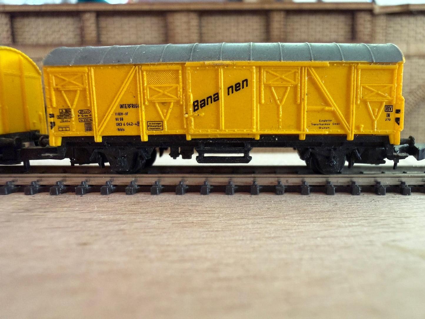 Marklin 8606 (Z) Deutscher Bahn Refrigerated Banana Wagons, No.083 6 042F. Set of Two 