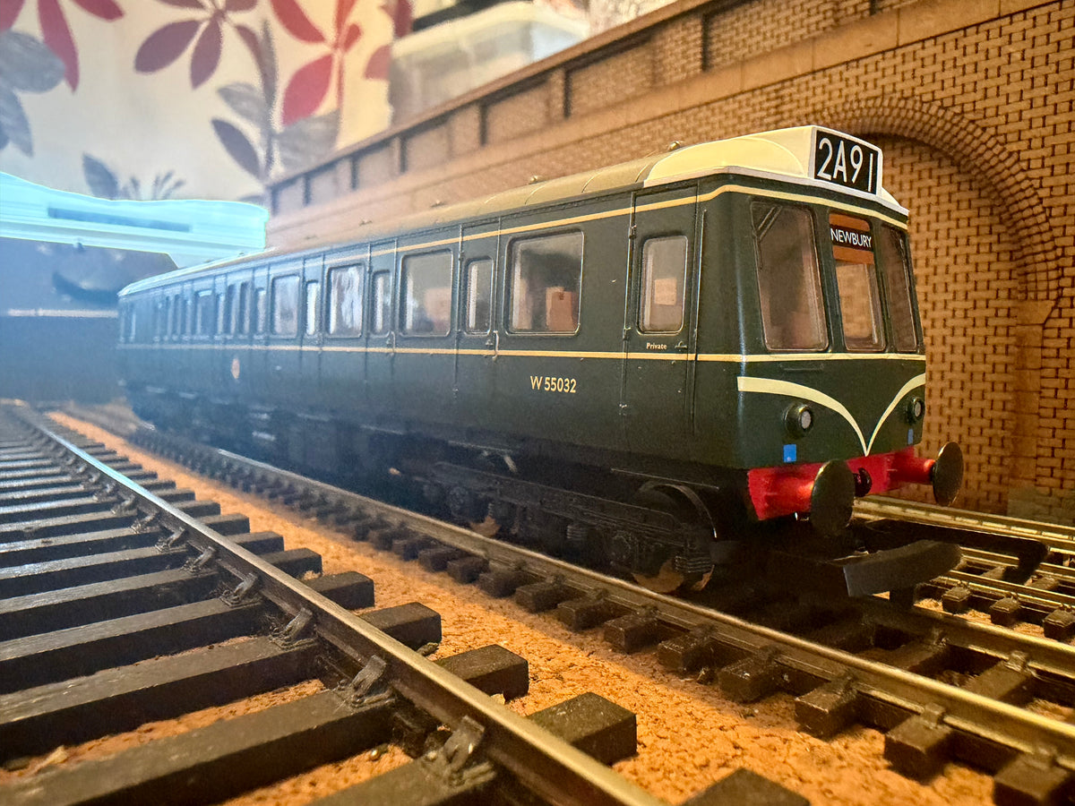 Hornby R2509A (OO) British Railways / Pressed Steel ‘Bubble Car’ [Class 121] No.W55032 in BR Green with Speed Whiskers. DCC Ready 