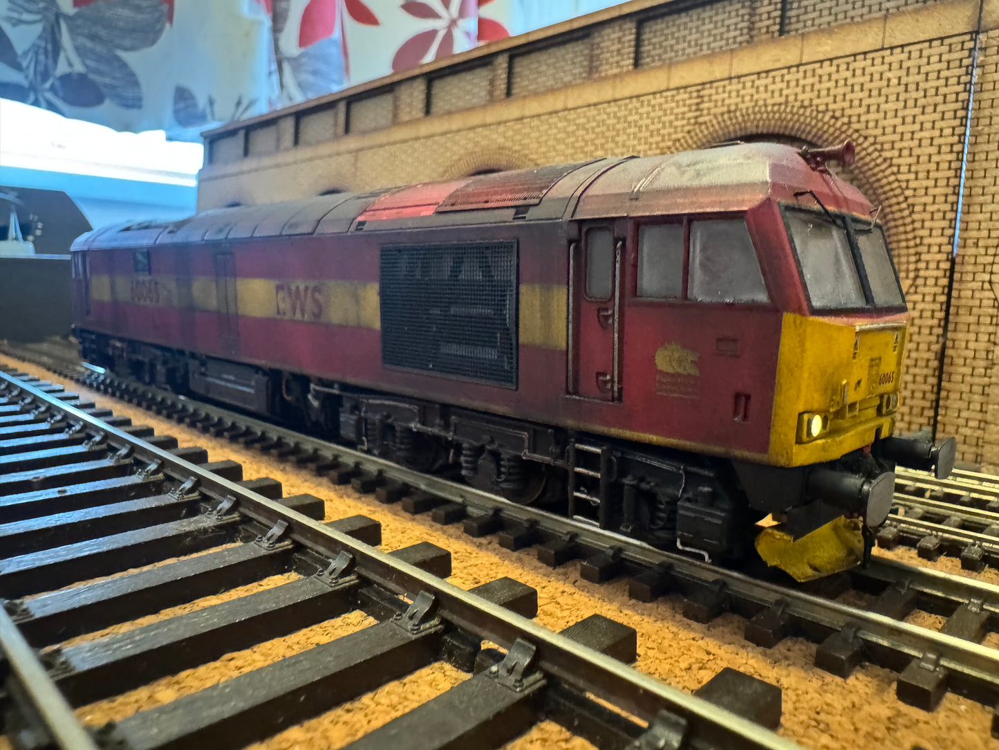 Accurascale ACC2897 (OO) Ex BR Class 60, No.60065 “Spirit of Jaguar” in Heavily weathered EWS livery. DCC Sound Fitted 