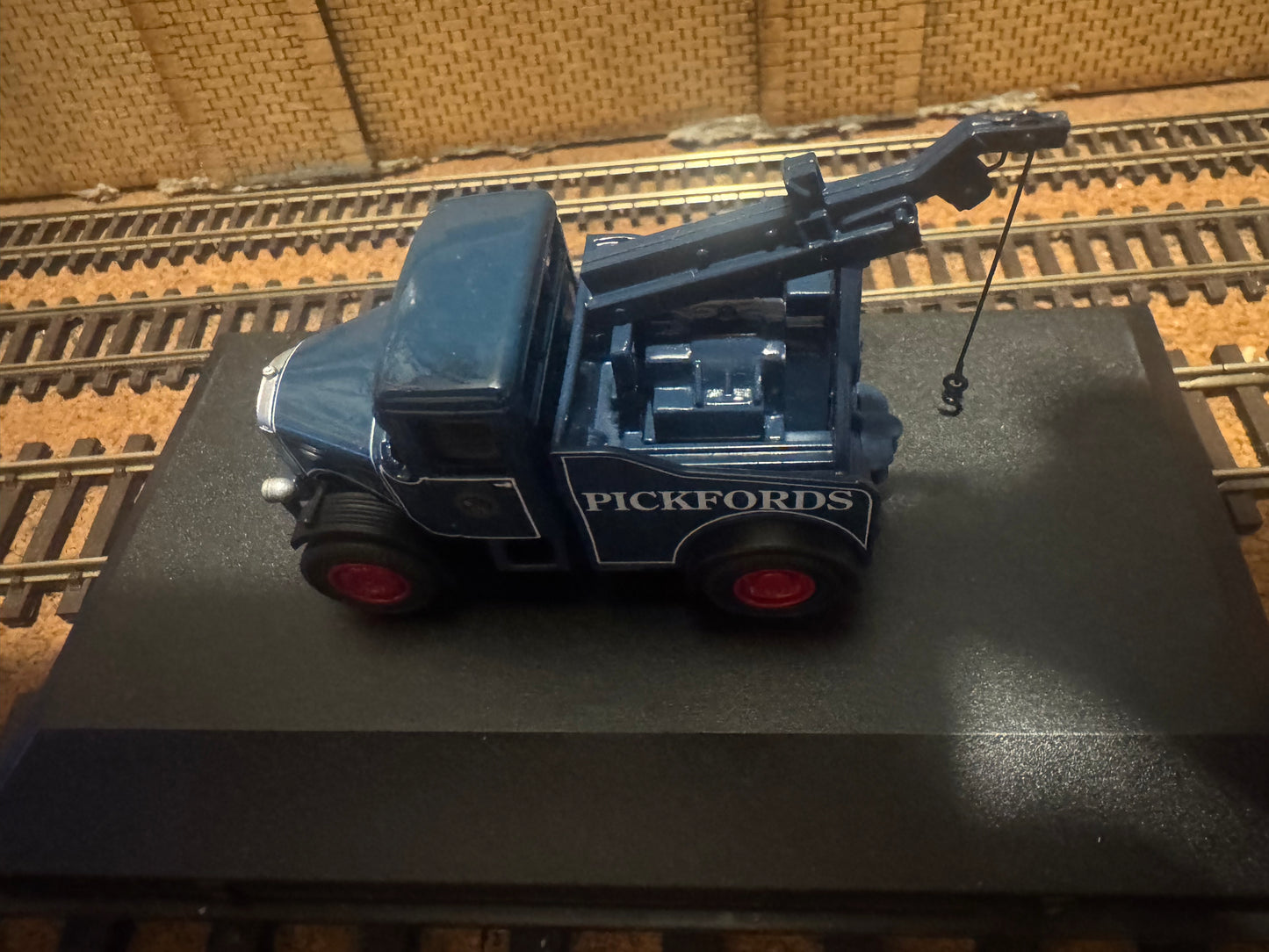 Oxford Diecast 76SH002 (OO / 1:76) Scammel Highwayman Crane. In Pickfords livery, with British Road Service Markings. Fleet Number M2362