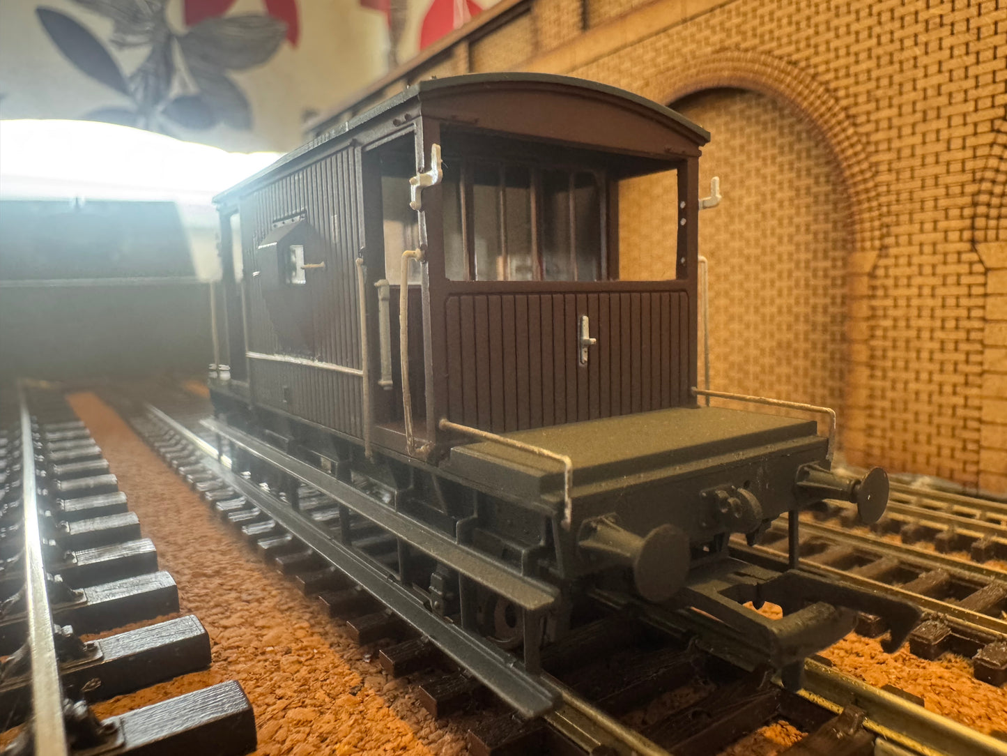 Bachmann 37-537D (OO) British Railways 20T Brake Van No.B952830 in weathered BR Bauxite. 
