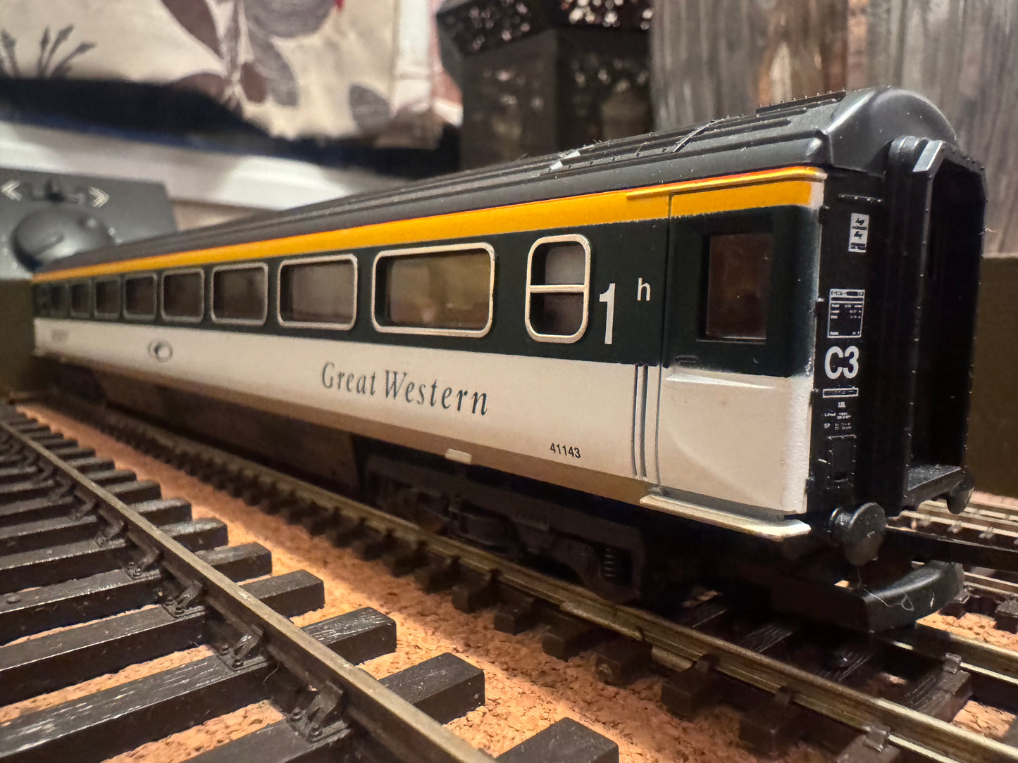 Lima (OO) Ex British Rail MK3s in Great Western ‘Merlin’ livery. Full Coaching Rake Bundle 