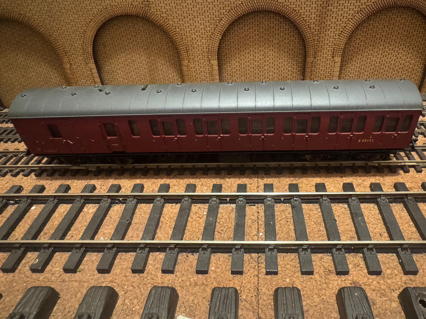 Bachmann 34-628A (OO) British Railways Mk1 57Ft Suburban Brake No.E53171 in BR Unlined Crimson.