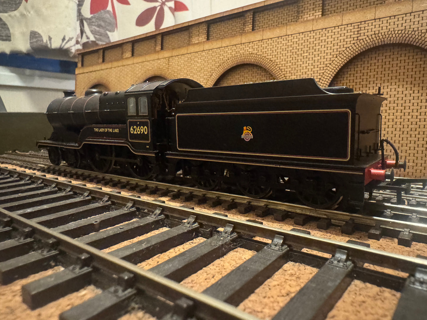 Bachmann 31-135 (OO) Ex LNER D11/2 ‘Scottish Director’ No.62690 “Lady Of The Lake” in British Railways Lined Black. (Shed Code 64B, St Rollox Depot) DCC Ready 