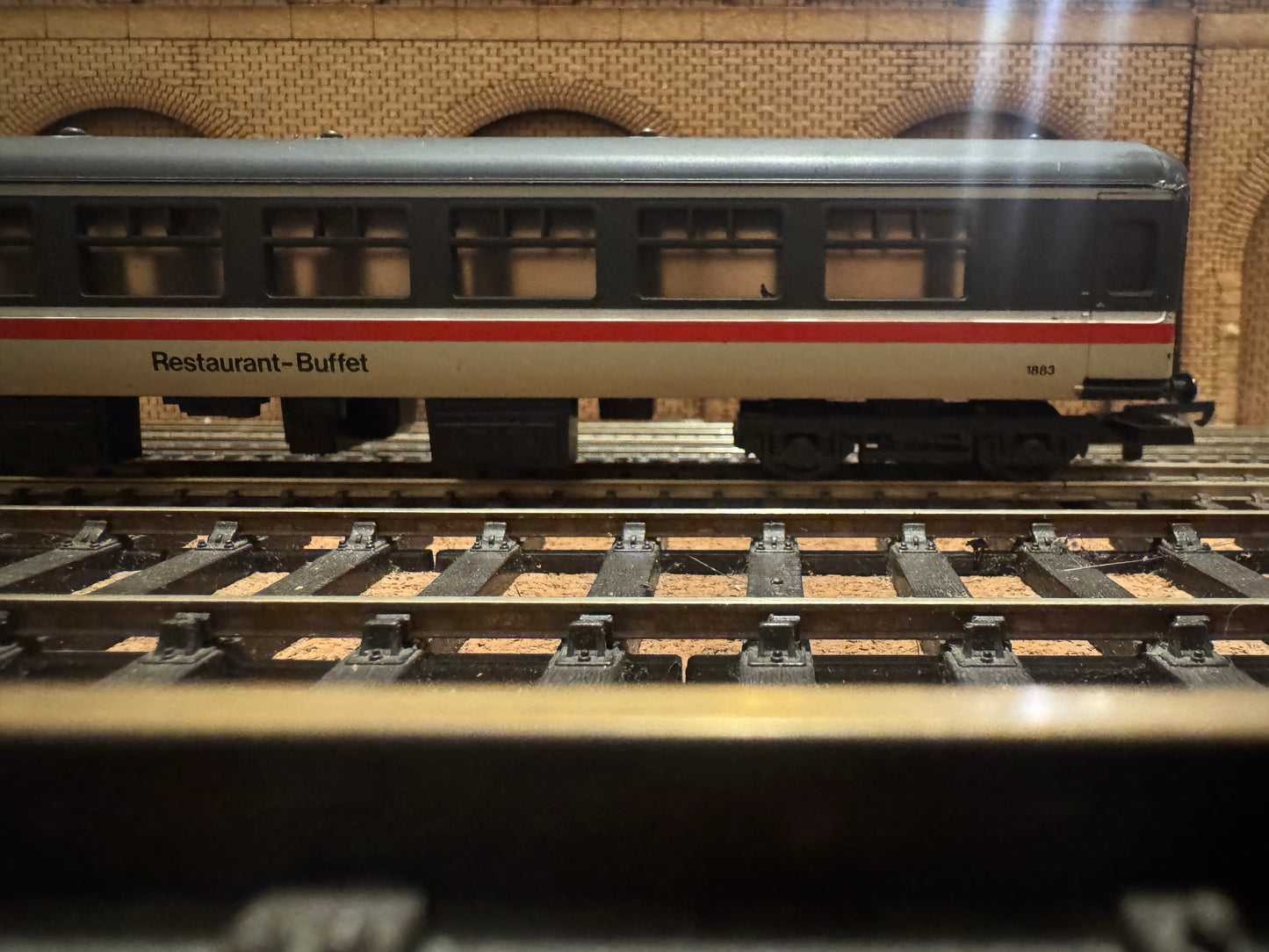 Lima L305327 (OO) British Railways MK2B Tourist Second Open Restaurant Car, No.1883 in Intercity Executive livery