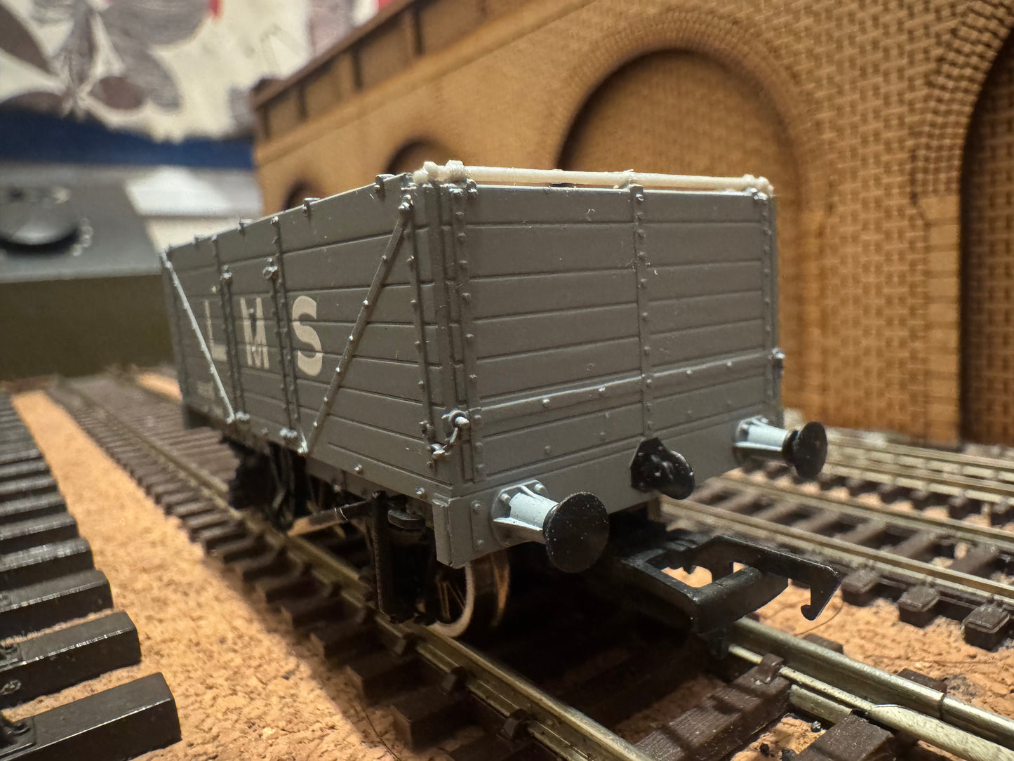 Bachmann 37-088 (OO) London Midland & Scottish Railway, Severn Plank Open Wagon No.351276 in LMS Grey. 