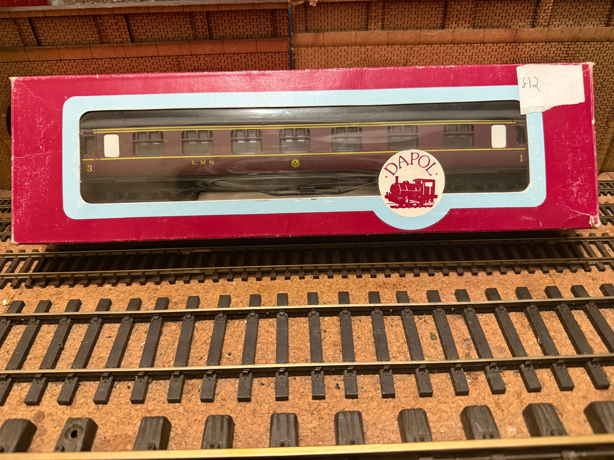 Dapol / Airfix 54202 (OO) London Midland & Scottish Railway, ‘Stanier’ 60ft Corridor Composite No.3935 in Lined Maroon 