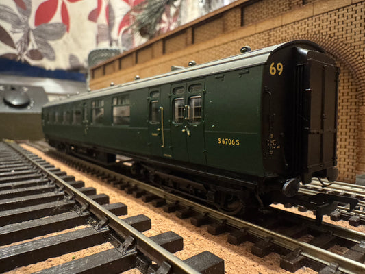 Bachmann 34-800 (OO) Ex SR, ‘Bulleid 10 Vent’ 63ft Brake Composite No.S6706S in British Railways Southern Region Green. Coaches set 69. 