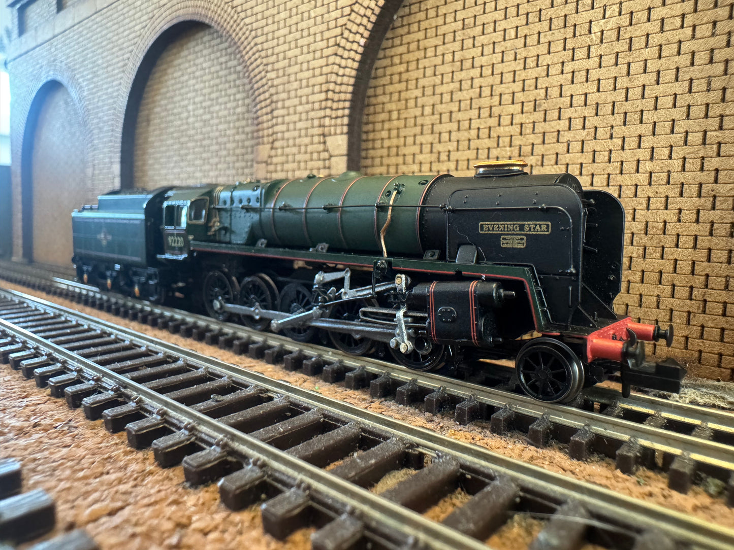Dapol 2S-013-010 (N Gauge) Pines Express 9F 92220 “Evening Star” and Four Gresley Coaches. DCC Fitted 