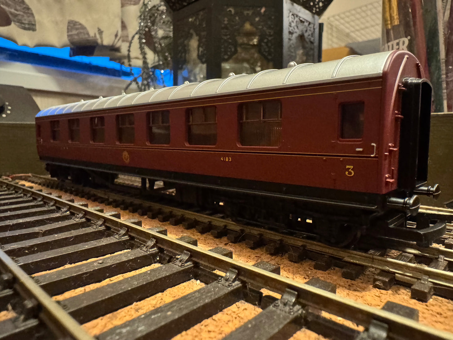 Hornby Railroad R4388 (OO) London Midland & Scottish Railway, ‘Stanier’ Corridor Composite No.4183 in LMS Lined Crimson 