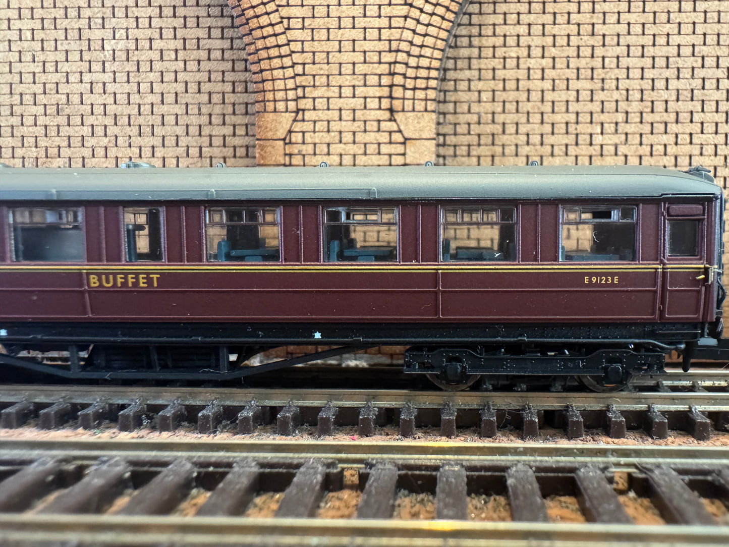 Dapol 2S-013-010 (N Gauge) Pines Express 9F 92220 “Evening Star” and Four Gresley Coaches. DCC Fitted 