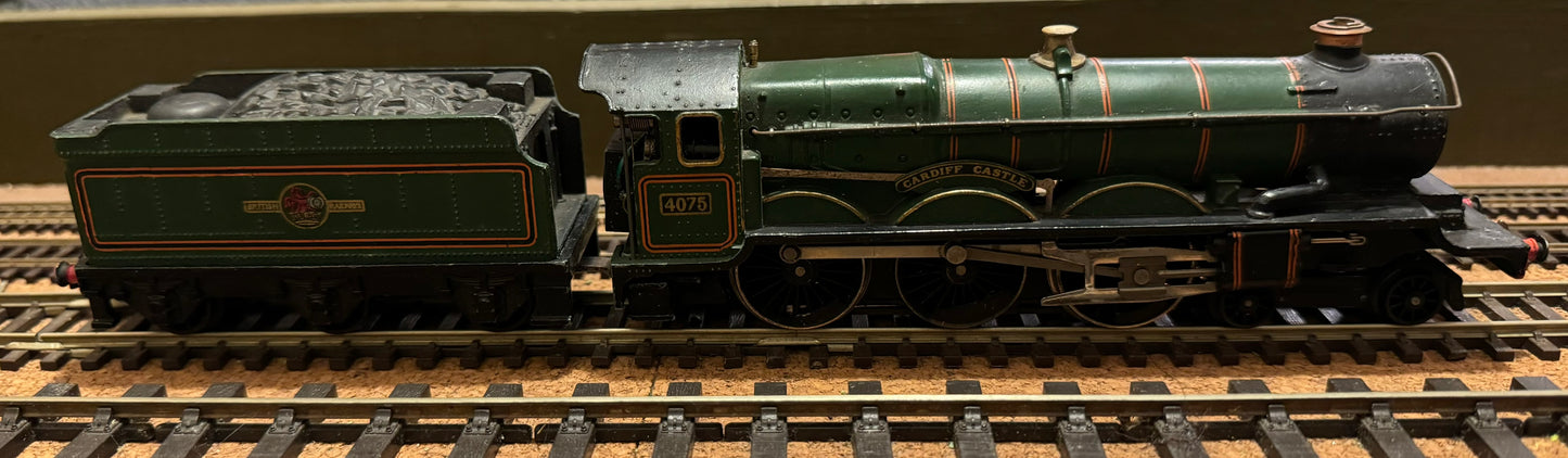 Hornby Dublo [2 Rail] (OO) Ex GWR, 4073 ‘Castle Class’ No.4075 “Cardiff Castle” in Lined British Railways Green.