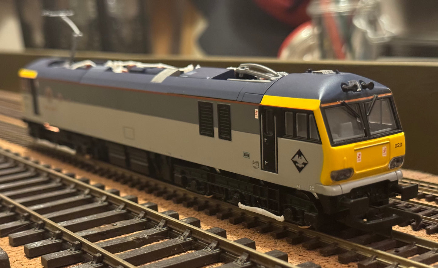 Hornby (OO) British Rail, Class 92, No.92020 “Milton” in BR Railfreight / European Passenger Services Two tone Grey.