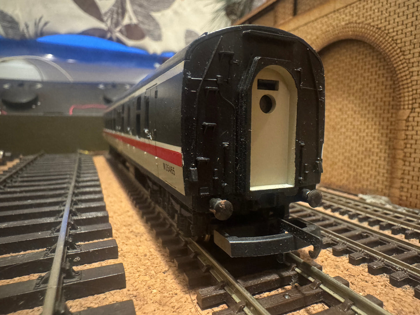 Lima 305372 (OO) British Railways MK1 Brake Corridor Second No.M35465 in British Rail Intercity Executive Livery 