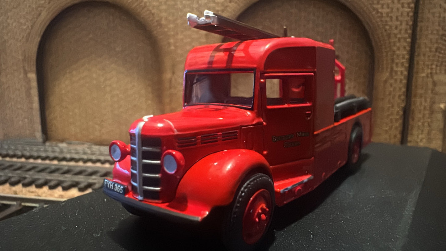 Oxford Diecast 76BHF004 (OO / 1:76) Bedford WLG Heavy Unit, Fire Engine in Bertram Mills Circus Livery 