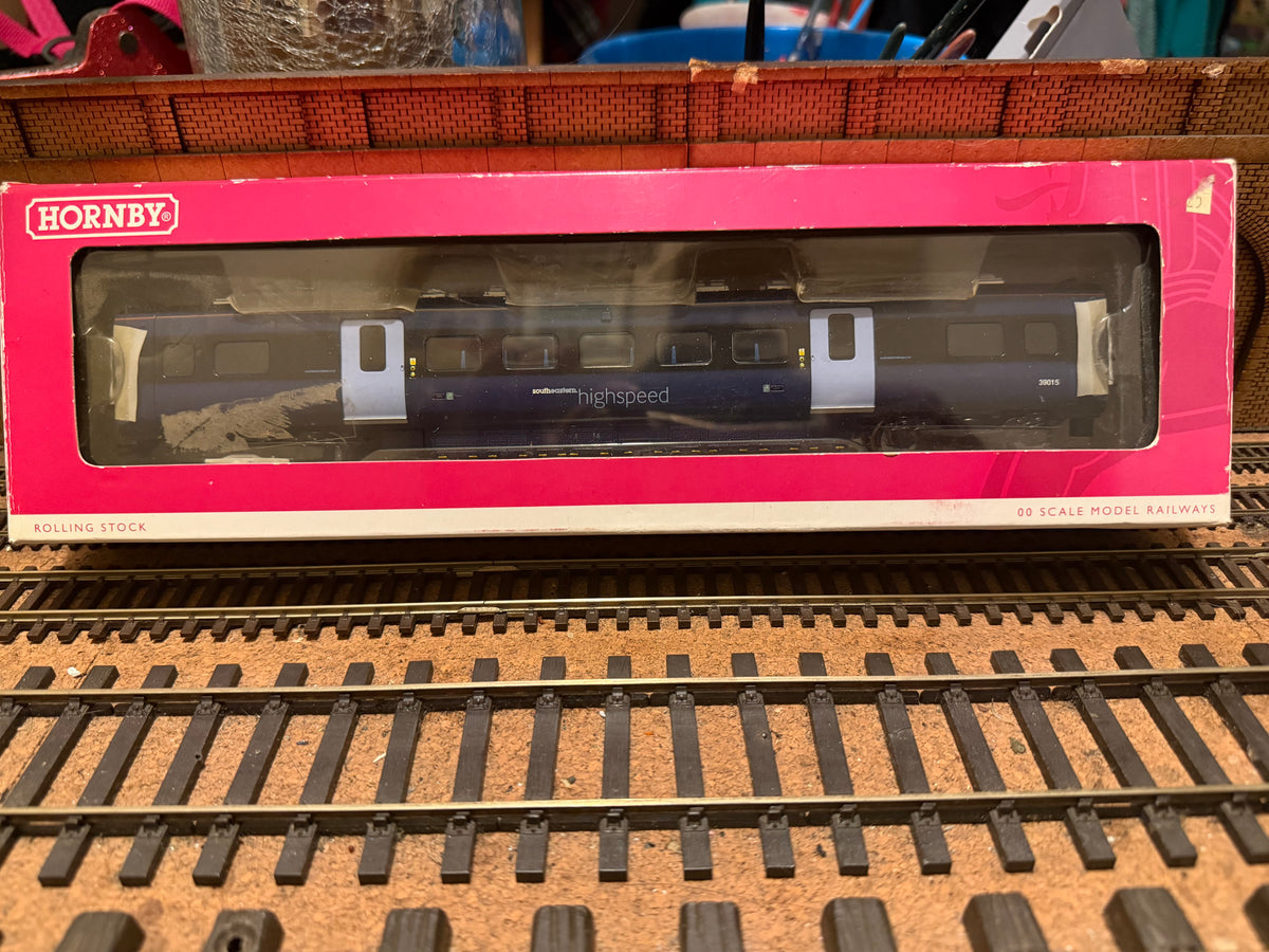 Hornby R4383 (OO) Hitachi Class 395 ‘Javelin’ intermediate standard class coach No.39015 in South Eastern High speed Livery