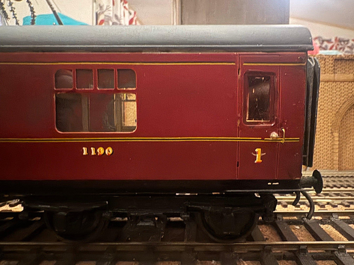 Exley (O Gauge) London Midland & Scottish ‘Stanier’ 57ft Corridor First No.1190 in LMS Maroon 