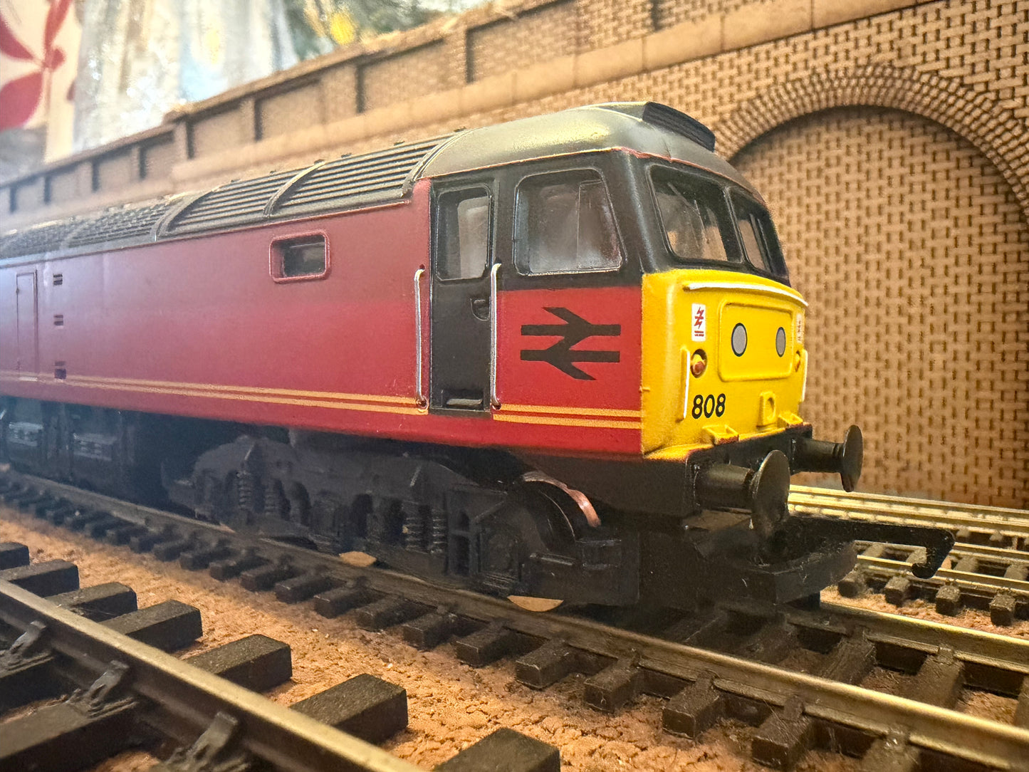 Hornby R717 (OO) British Railways Class 47/8 in British Rail Express Parcel (Royal Mail) Livery 