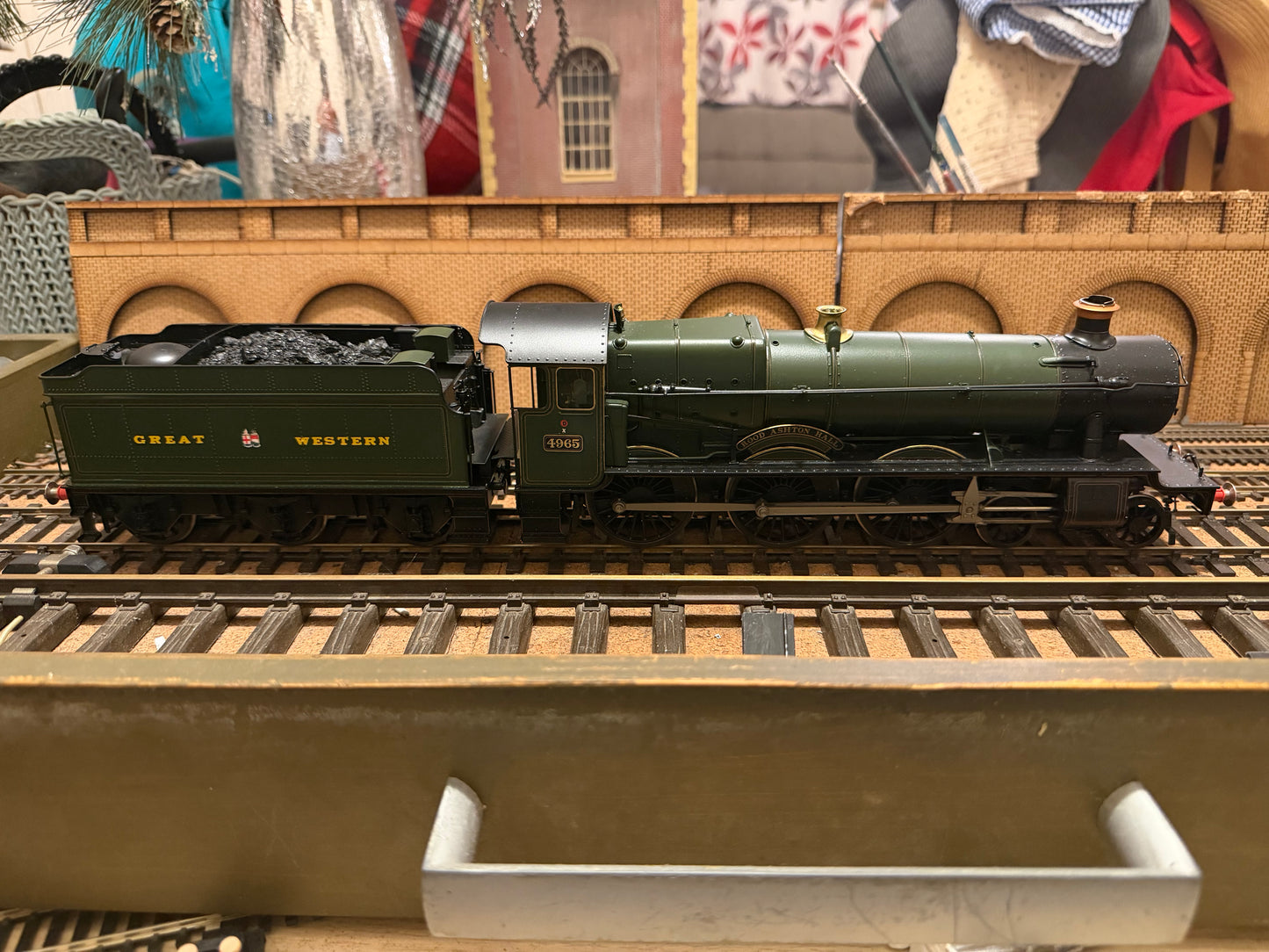 Tower Models (O) Great Western Railway 49xx ‘Hall Class’ No.4965 “Rood Ashton Hall” in Lined Great Western Railway Livery. 