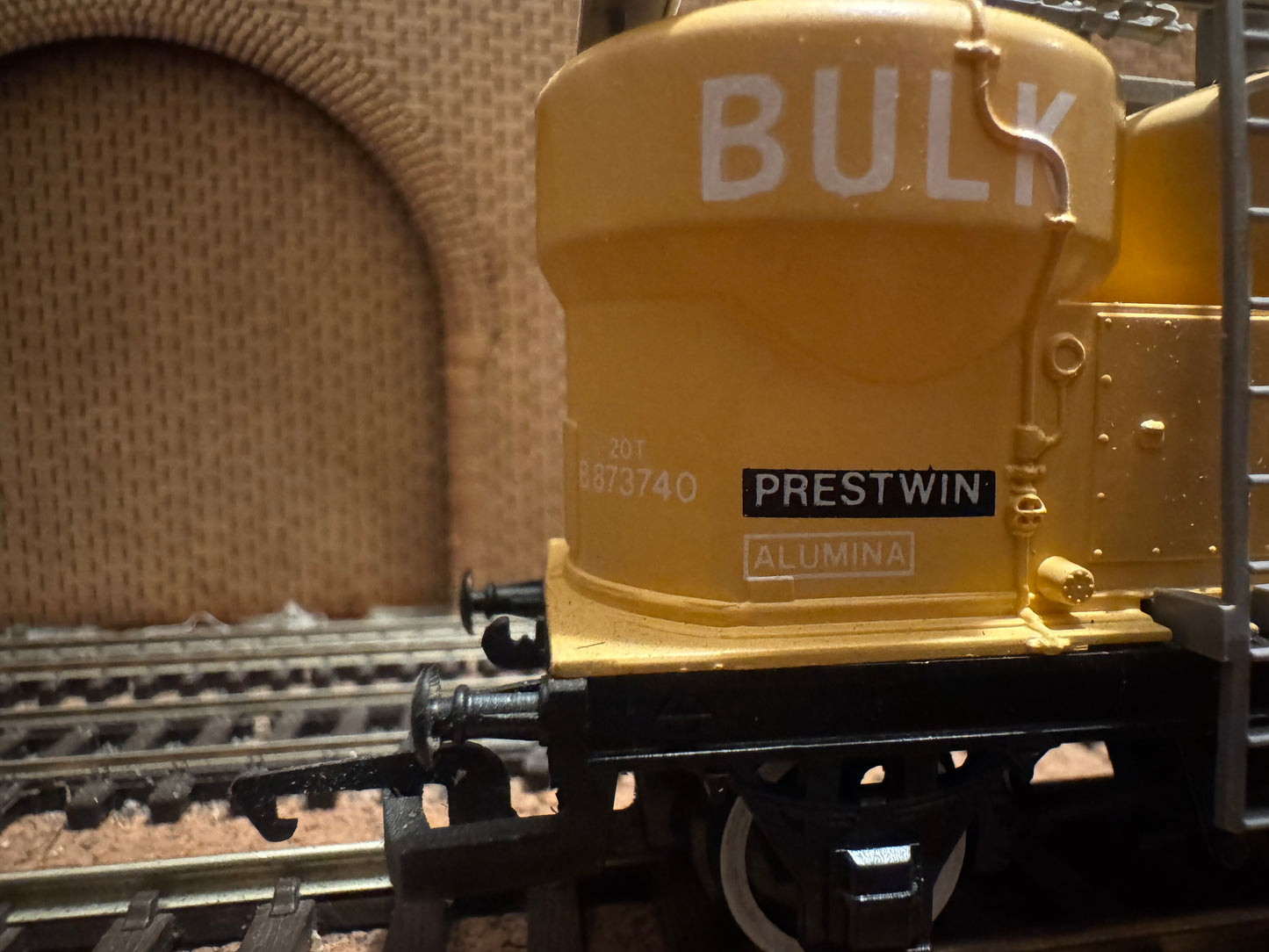 Hornby R.095 (OO) British Railways 20T Twin Silo ‘Prestwin’ Wagon No.B873740 in Bulk Powder Livery 