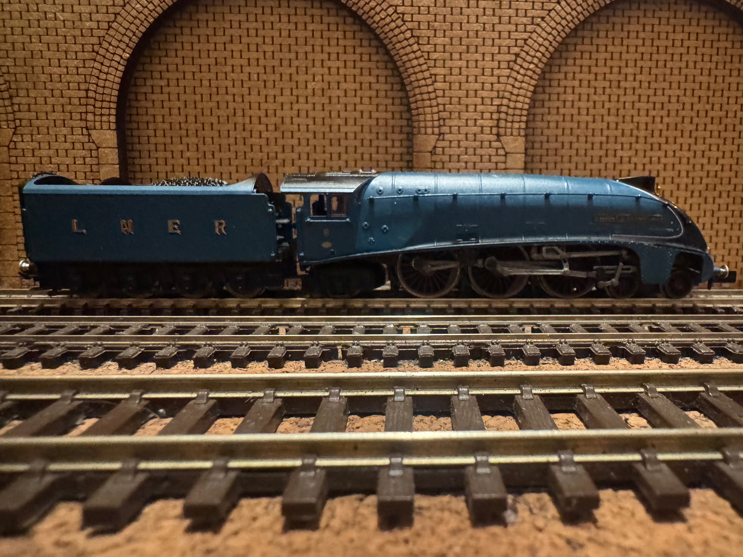 Dapol ND128H (N Gauge) London North Eastern Railway, A4 No.8 "Dwight D. Eisenhower" in Postwar LNER Garter Blue. DCC Ready. 