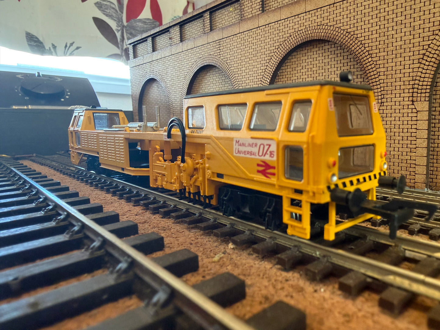 Bachmann 36-160 (OO) British Rail, Plasser Track Tamper Machine No.DX72307 (Non Motorised) in BR departmental yellow. 