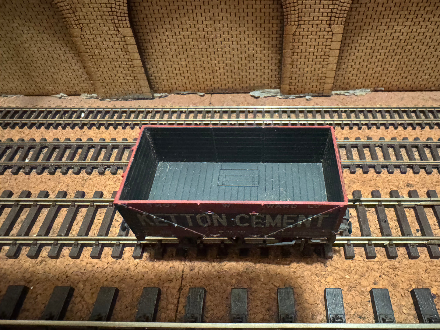 Bachmann 37-134A (OO) Heavily Weathered Ketton Cement Eight Plank Open Wagon No.588