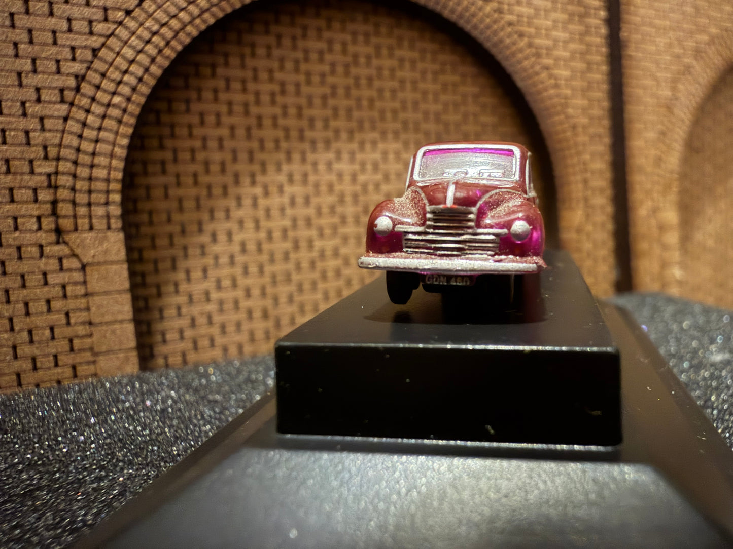 Oxford Diecast NJJ003 (N Gauge / 1:148) Jowett Javelin in Maroon 