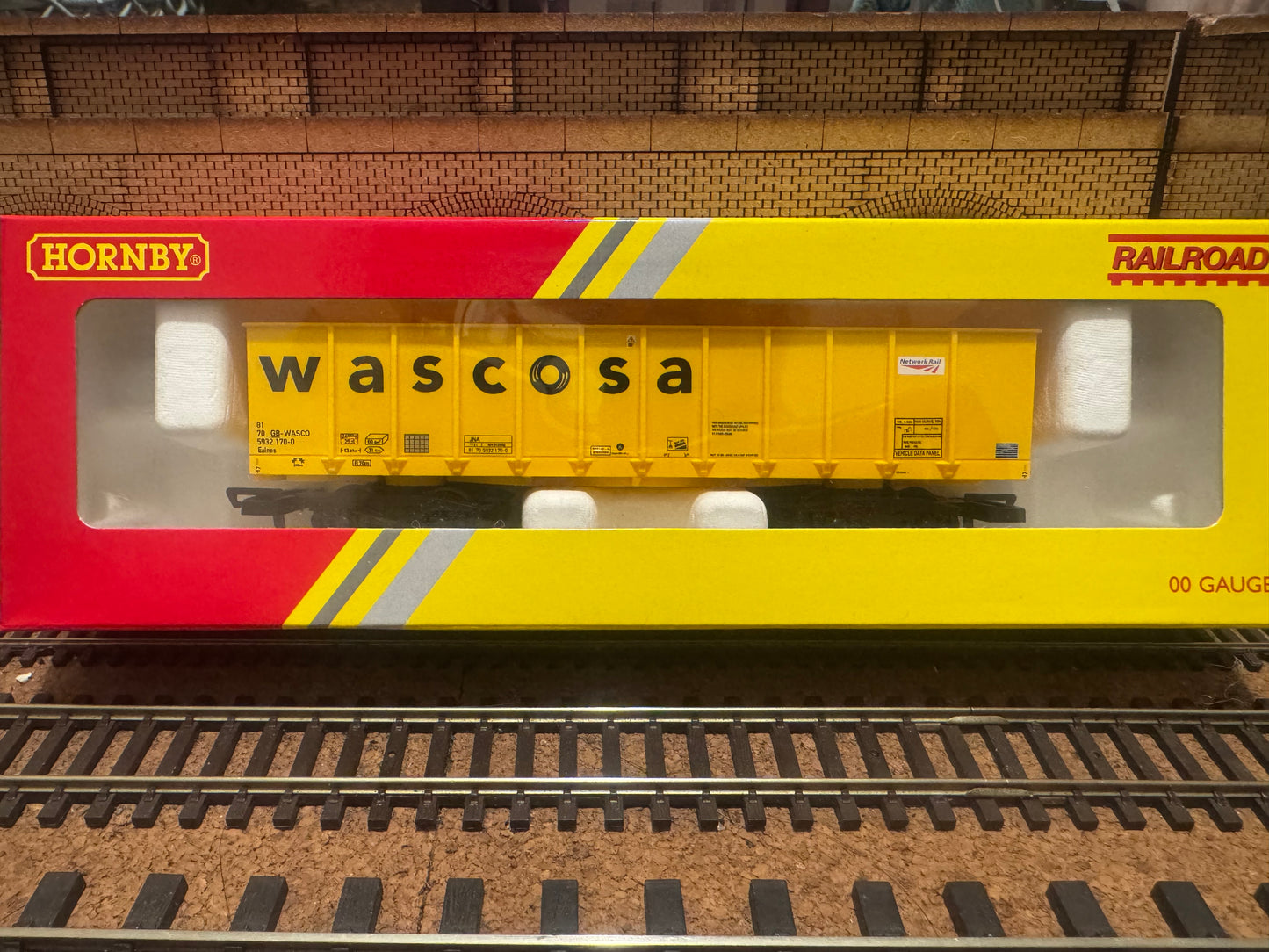 Hornby Railroad R60311 (OO) Wascosa JNA Bogie Tippler No.81 70 5932 170-0 in Wascosa / Network Rail Livery 
