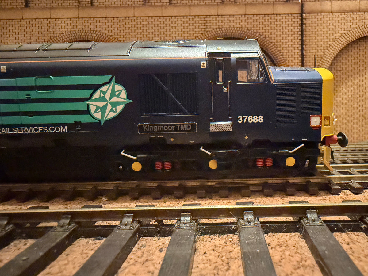 Bachmann 32-392 (OO) Ex BR Class 37/5 No.37688 “Kingmoor TMD” in Direct Rail Services Compass Livery. DCC Ready 