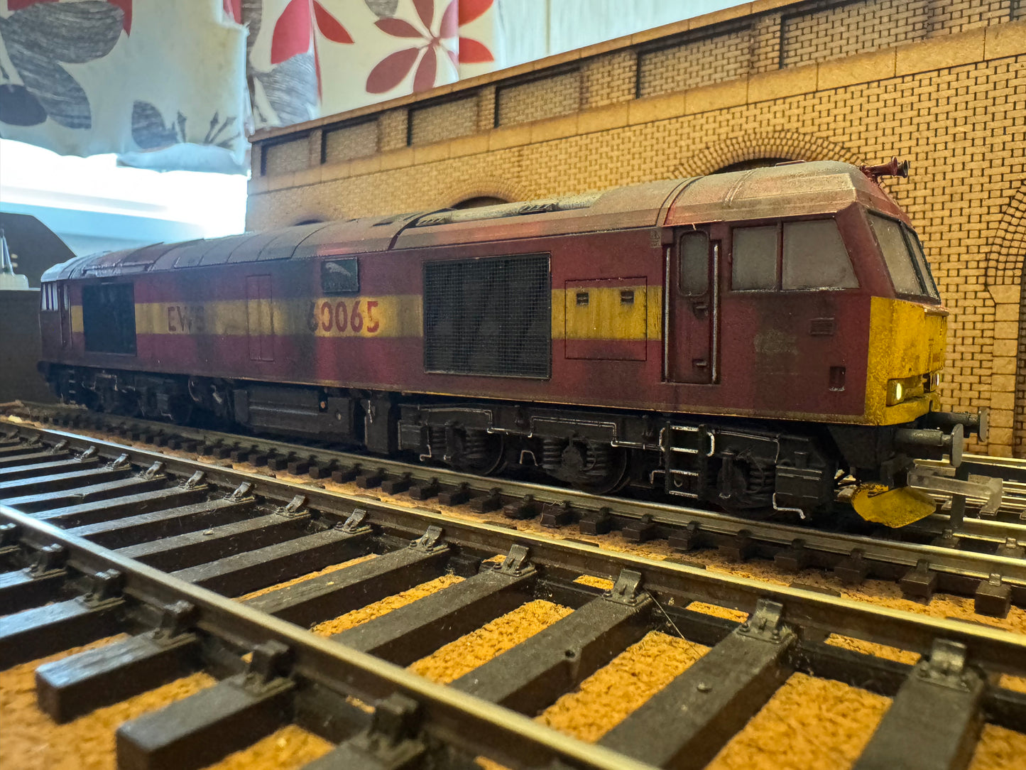 Accurascale ACC2897 (OO) Ex BR Class 60, No.60065 “Spirit of Jaguar” in Heavily weathered EWS livery. DCC Sound Fitted 
