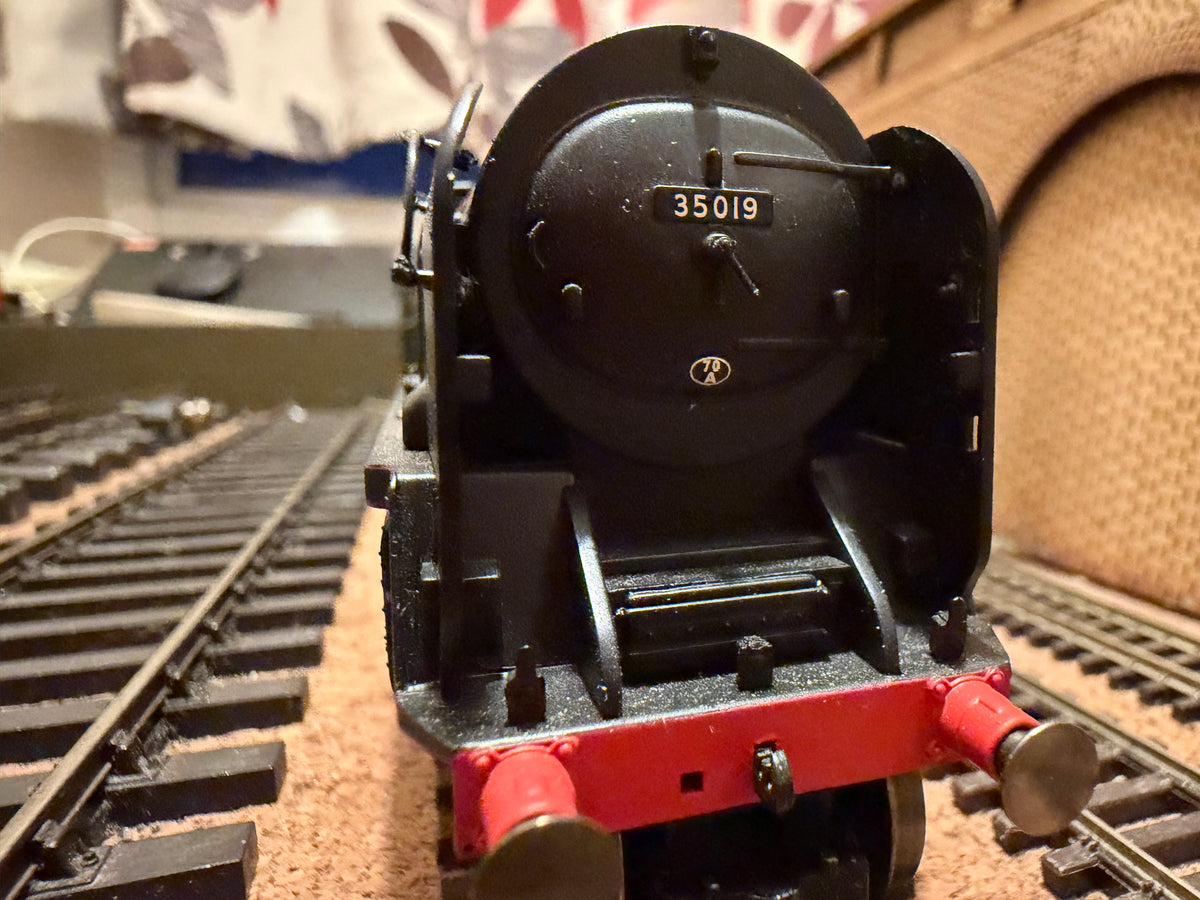 Hornby R2528 (OO) Ex SR, Rebuilt Merchant Navy No.35019 “French Line” in British Railways Lined Passenger Green. (Shed Code 70A, Nine Elms Depot)