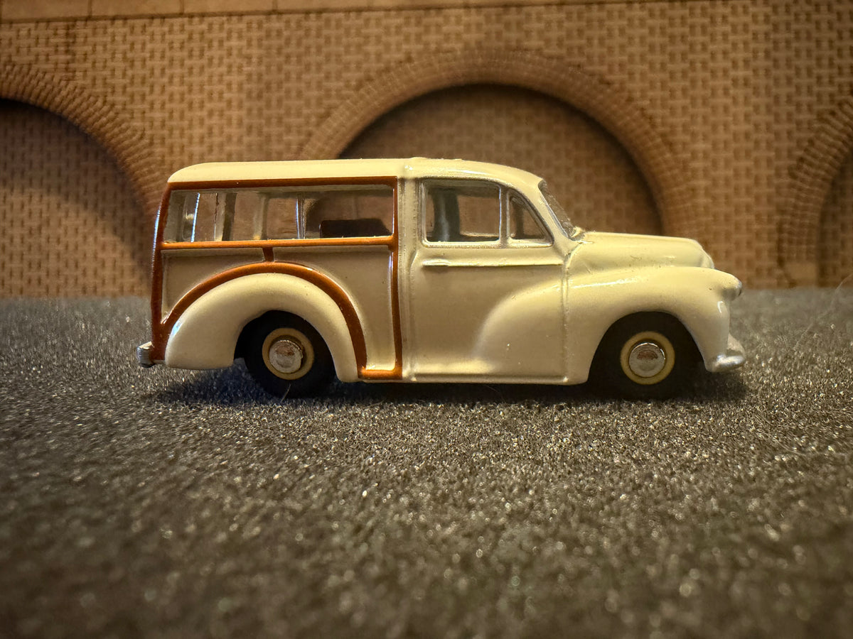 Oxford Diecast 76MMT001 (1:76 / OO) Morris Minor Traveller, Registration TYD197G in White. 