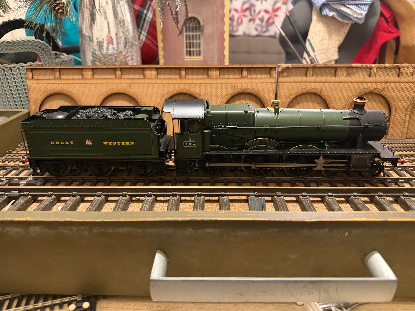 Tower Models (O) Great Western Railway 49xx ‘Hall Class’ No.4965 “Rood Ashton Hall” in Lined Great Western Railway Livery. 
