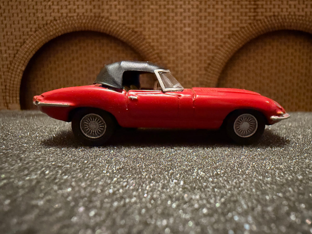 Oxford Diecast 76ETYP011 (1:76 / OO) Jaguar E Type 4.2 Series 1 Roadster in Red. Registration AJM 456A 
