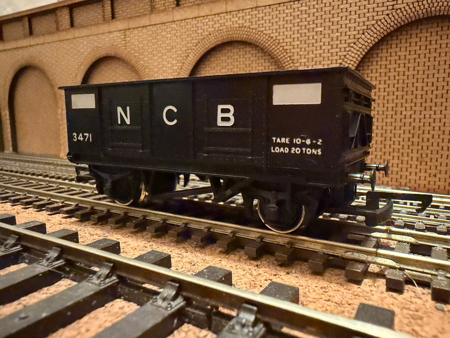 Hornby R.102 (OO) National Coal Board, 20T Steel Body Wagon No.3471 in NCB Black 