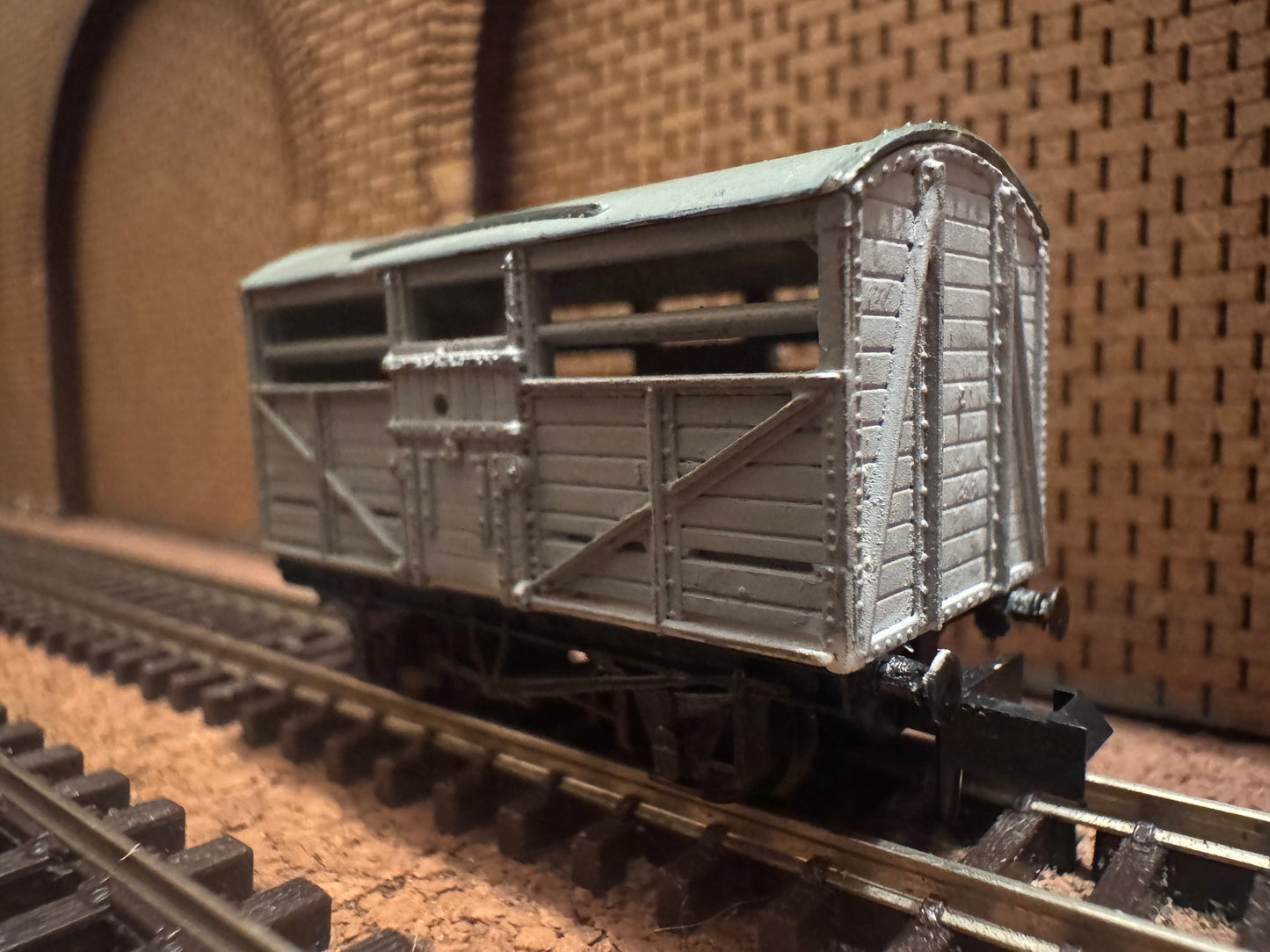 Peco KNR-45 (N Gauge) Cattle Wagon in Unbranded Grey 