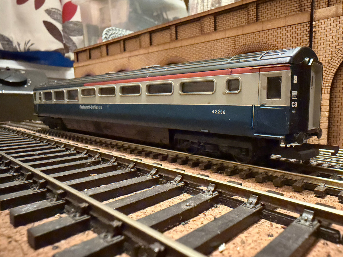 Lima L305163 (OO) British Rail MK3 Restaurant-Buffet No.42258 in BR Intercity 125 Livery