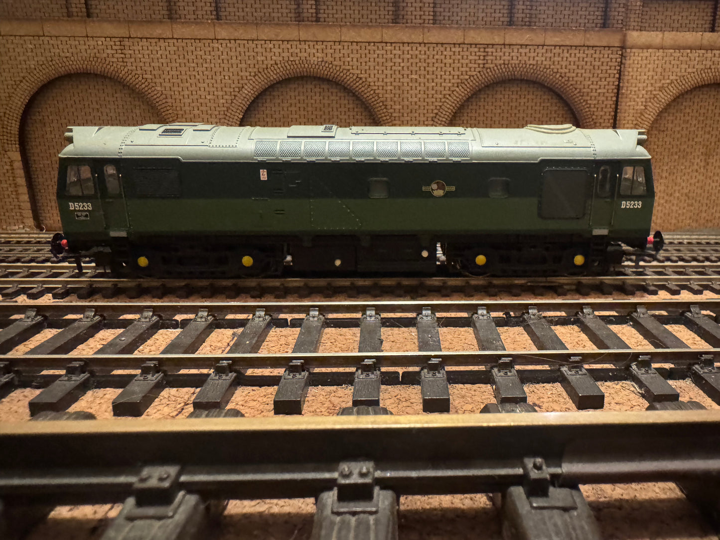 Bachmann 32-411 (OO) British Railways, Sulzer Type 2 [Class 25/2] No.D5233 in BR Two Tone Green. DCC Fitted 