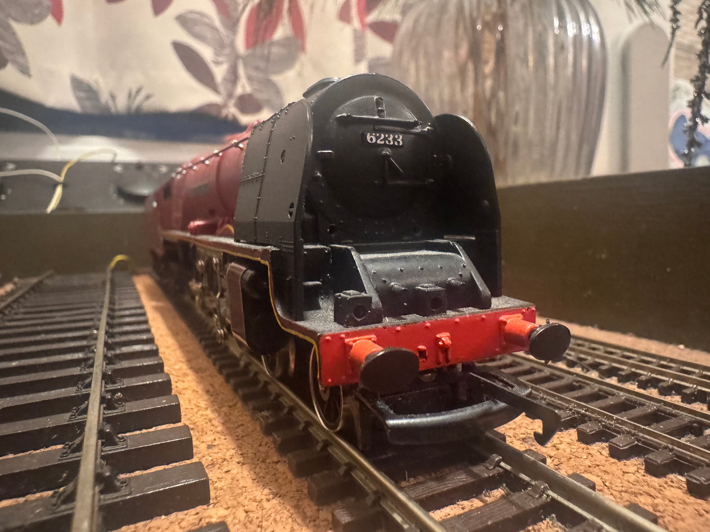 Hornby R.066 (OO) London Midland & Scottish Railway, 8P ‘Princess Coronation’ No.6233 “Duchess of Sutherland” in LMS Crimson Lake.