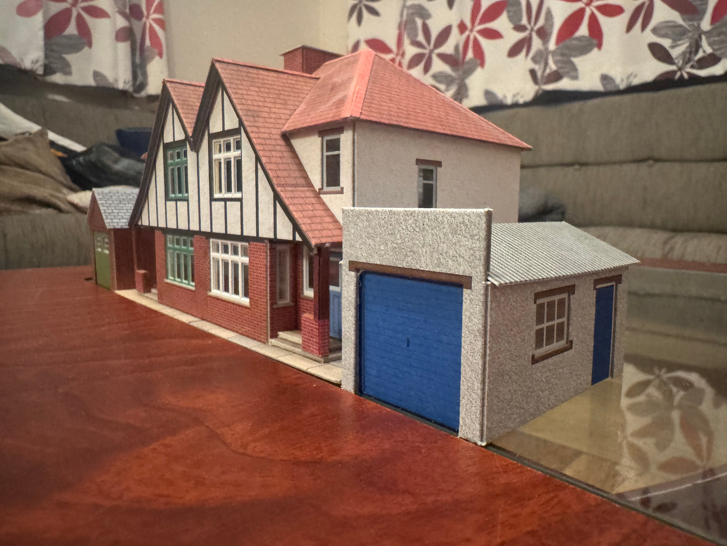 Metcalfe PO266 (OO / 1:76) 1930s Suburban Semi and Garages. Pre Made 