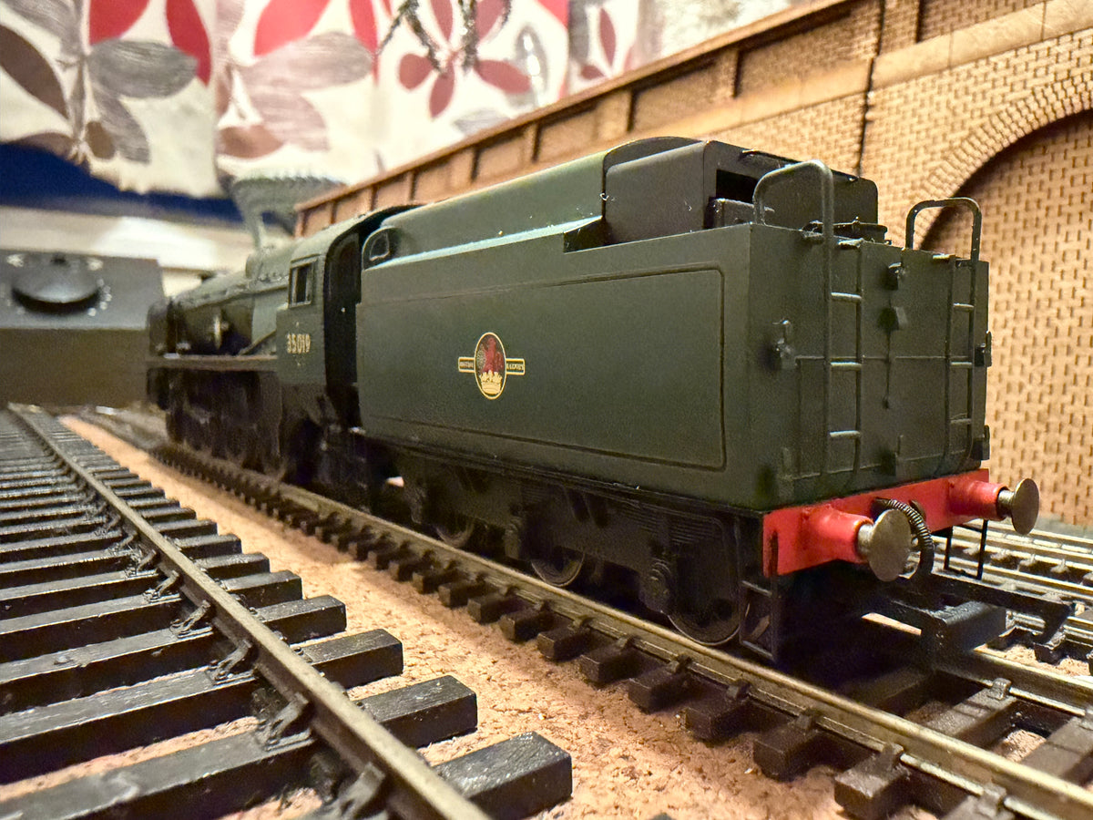 Hornby R2528 (OO) Ex SR, Rebuilt Merchant Navy No.35019 “French Line” in British Railways Lined Passenger Green. (Shed Code 70A, Nine Elms Depot)