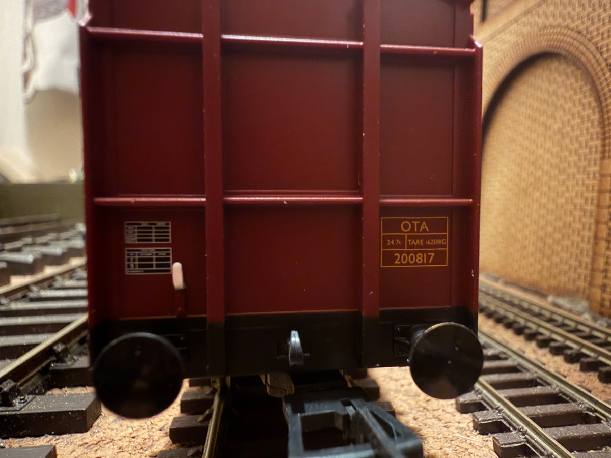 Bachmann 38-301 (OO) Ex British Rail, OTA Lumber Wagon with Load No.200817 in EWS Livery 