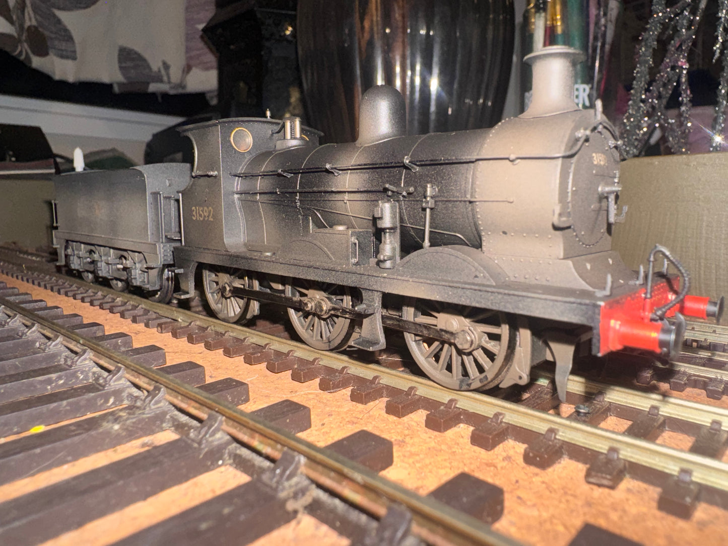 Bachmann 31-461 (OO) Ex SECR / SR C Class No.31592 in Heavily Weathered British Railways Unlined Black. DDC Ready 